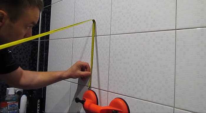 8 способов как повесить зеркало в ванной на плитку