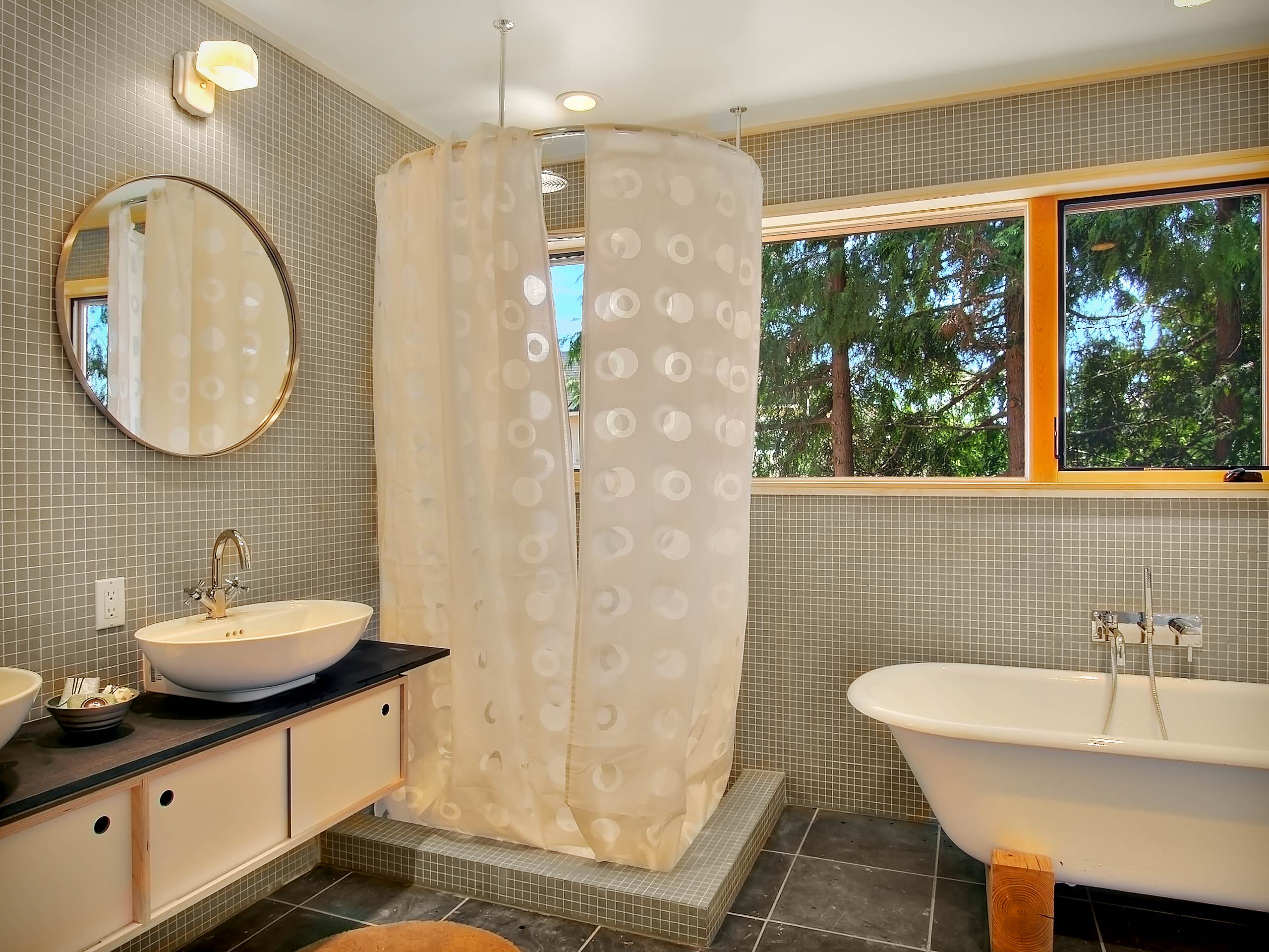 Шторка ванной фото. Штора для ванной комнаты. Ванная комната со шторкой. Ванная комната со ш орками. Современная ванная со шторкой.
