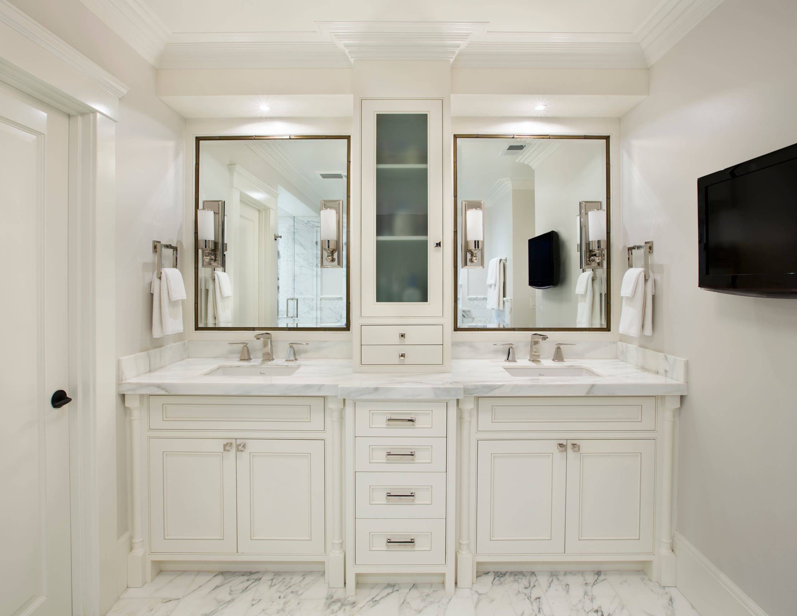 Шкаф раковина зеркало в ванную. Мебель в ванную комнату. Шкаф в ванную. Шкаф для ванной классика. Ванная комната с двумя раковинами.