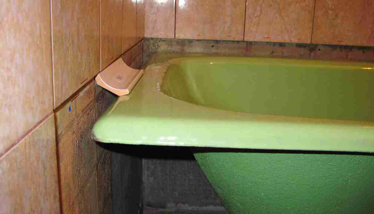 Большие зазоры между ванной и стеной. Щель между ванной и стеной. Дыра между ванной и стеной. Зазор между ванной и стеной. Промежуток между ванной и стеной.