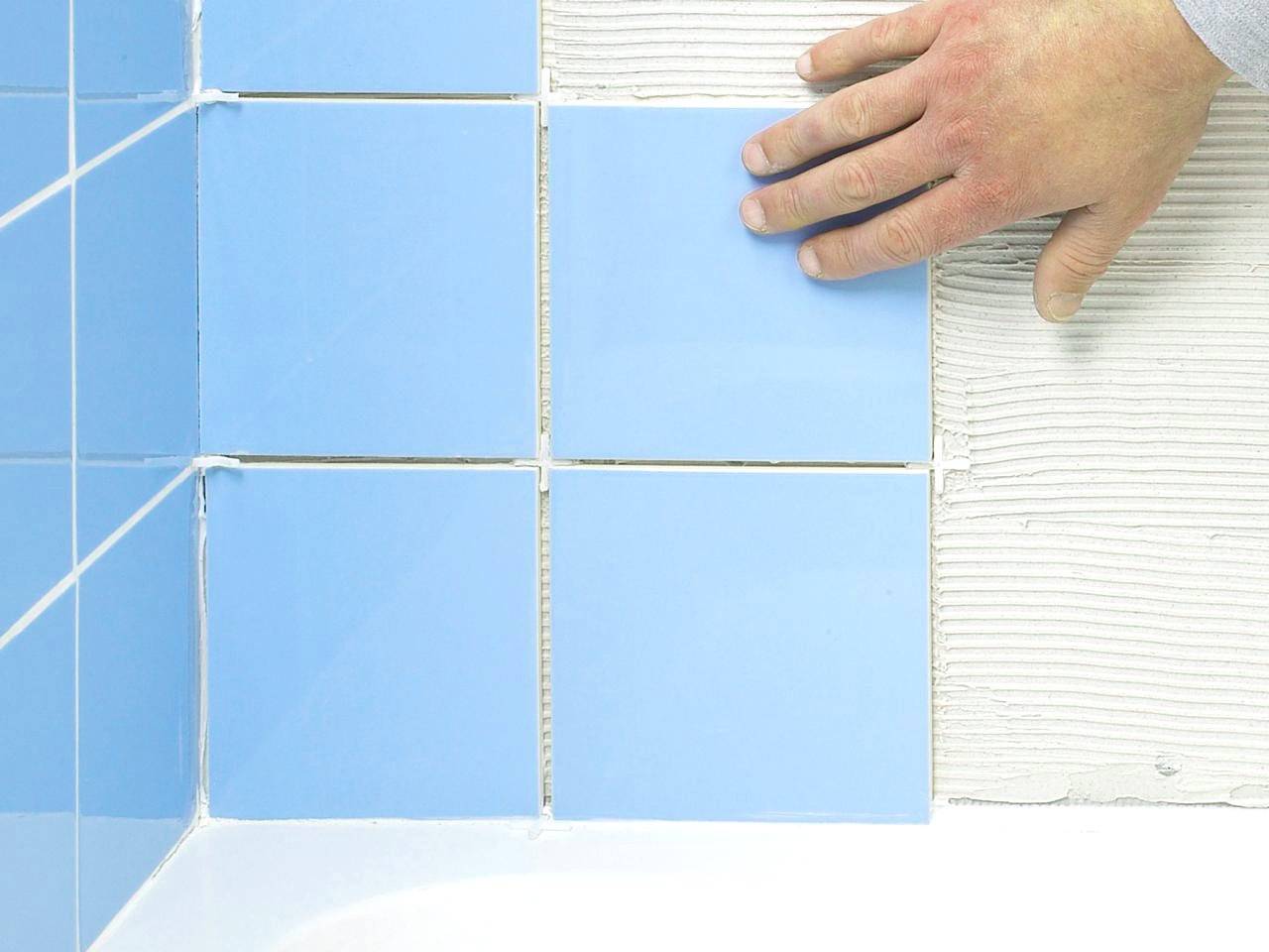 Какие плитки клеить в ванной. Укладка плитки в ванной. Облицовка стен керамической плиткой. Укладка керамической плитки на стену. Клеящие панели для ванной.