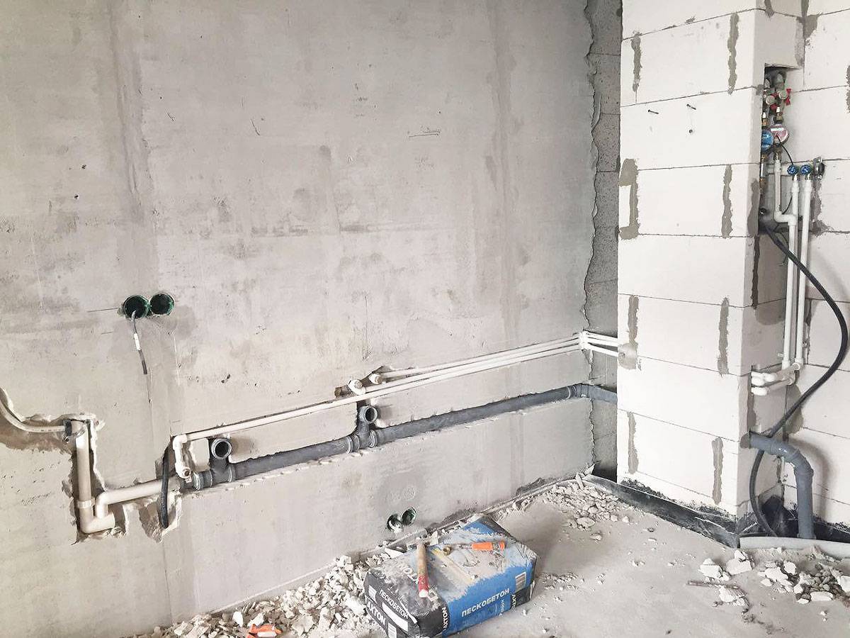 Чем заделать штробы в стене под проводку: чем замазать проделанные в стене отверстия после штрорбления в бетонной, деревянной или кирпичной стене