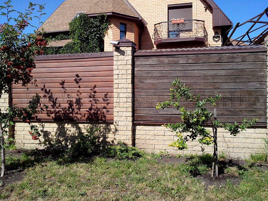Строительство и монтаж забора из металлического сайдинга под бревно