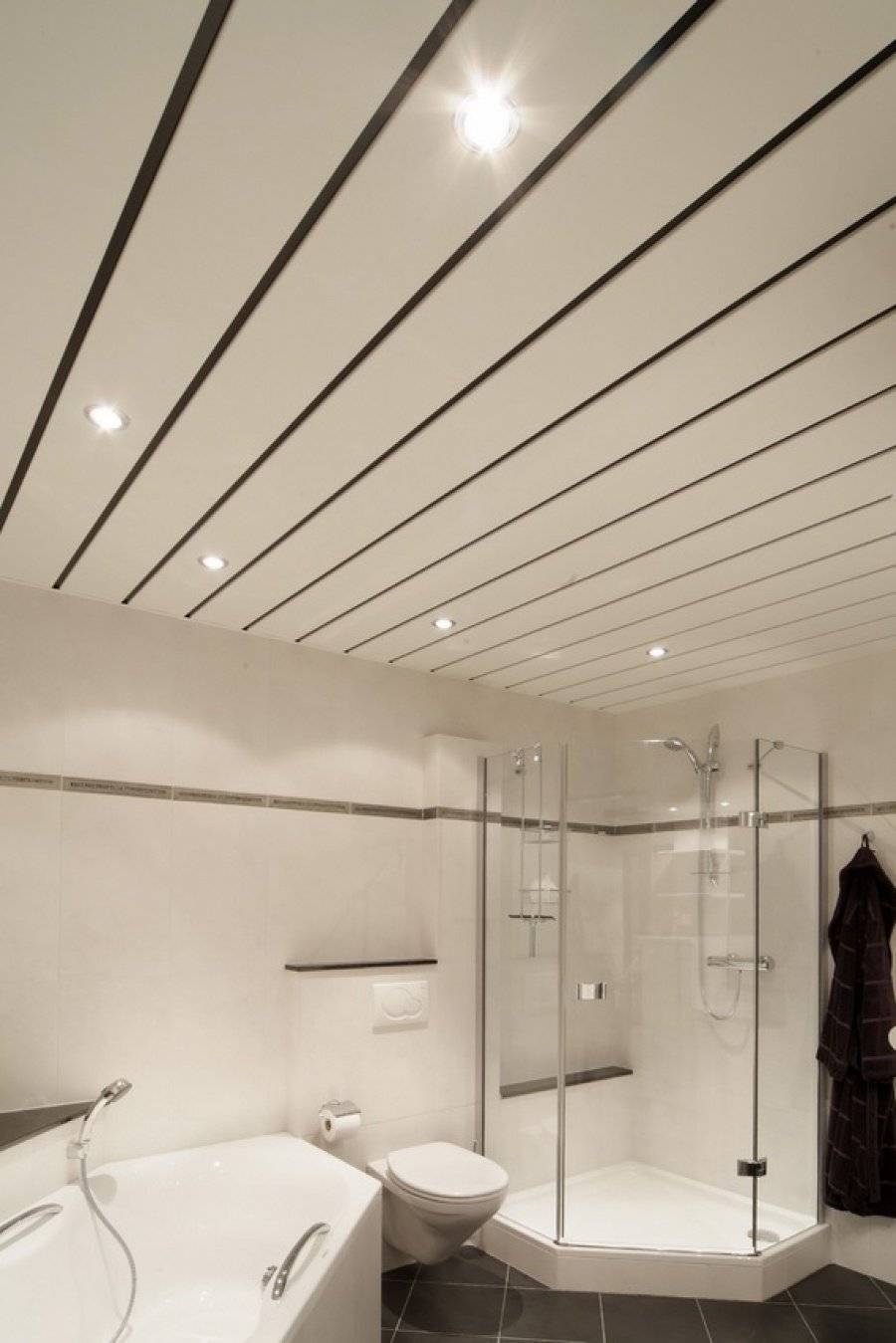 Какой потолок лучше сделать в ванной