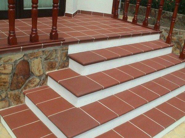 Укладка клинкерной плитки на ступени крыльца на улице