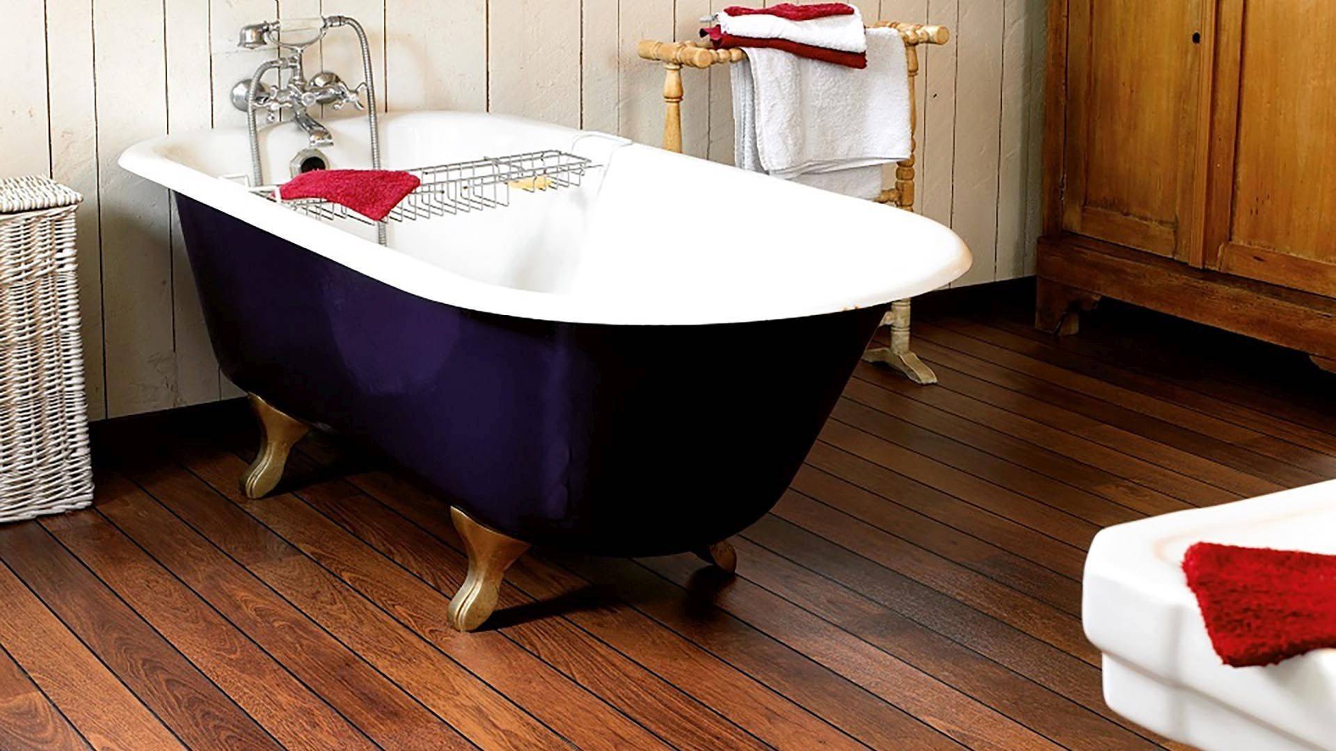 Напольные покрытия для ванной. Деревянный пол в ванной. Тиковый пол в ванной. Тиковый паркет для ванной. Пол в ванной из дерева.