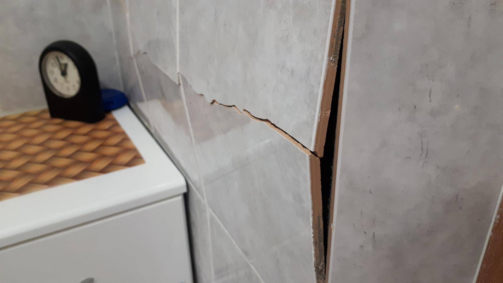 Как переложить плитку в ванной вместо обвалившейся — строим дом
