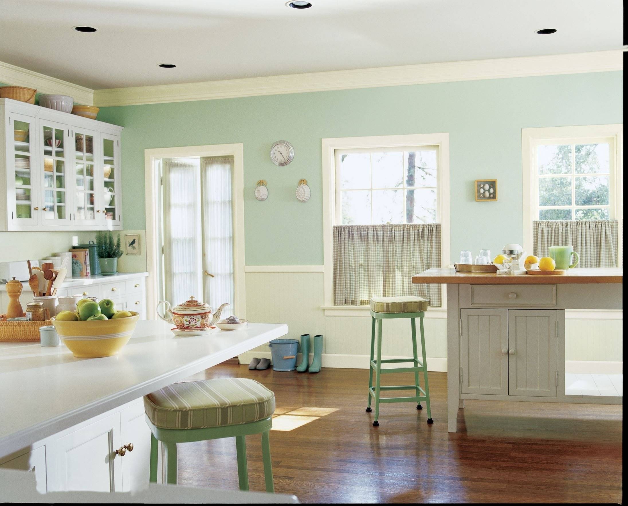 Какая лучшая краска для кухни. Цвет стен на кухне. Фисташковые стены в интерьере кухни. Цвет кухни покраска. Оливковые стены в интерьере кухни.