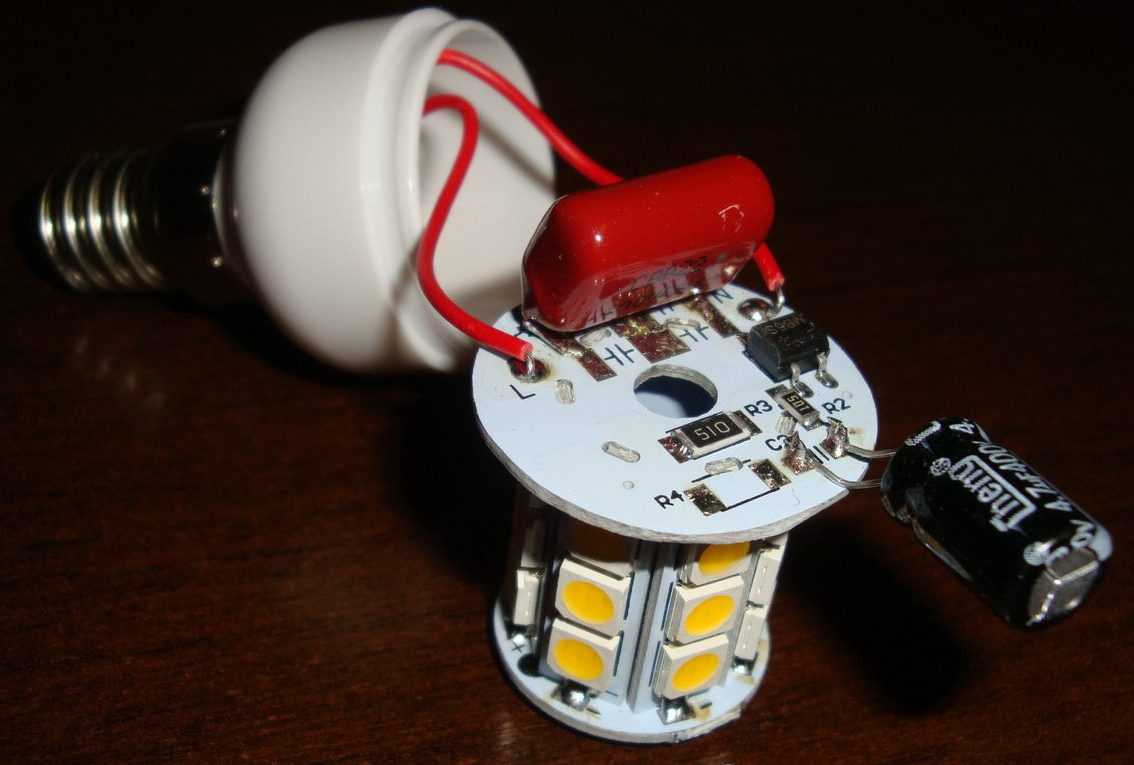 Проверка светодиодных ламп. Конденсатор для светодиодной лампы от свечения. Конденсатор для светодиодной лампы от моргания. Конденсатор для устранения мерцания светодиодных ламп. Светодиод и конденсатор.