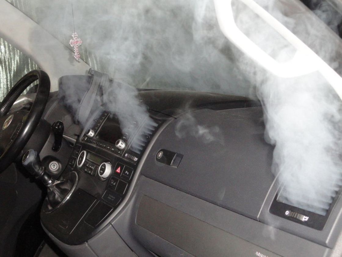 Запах теплого воздуха. Дезинфекция кондиционера автомобиля. Дым в салоне автомобиля. Чистка системы кондиционирования автомобиля. Дым в салоне авто.