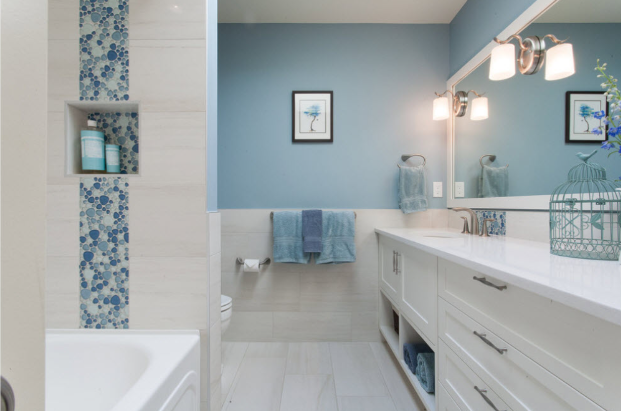 Комбинация плиток. Ванная в голубых тонах. Голубая плитка для ванной комнаты. Бело голубая ванная комната. Санузел в голубых тонах.