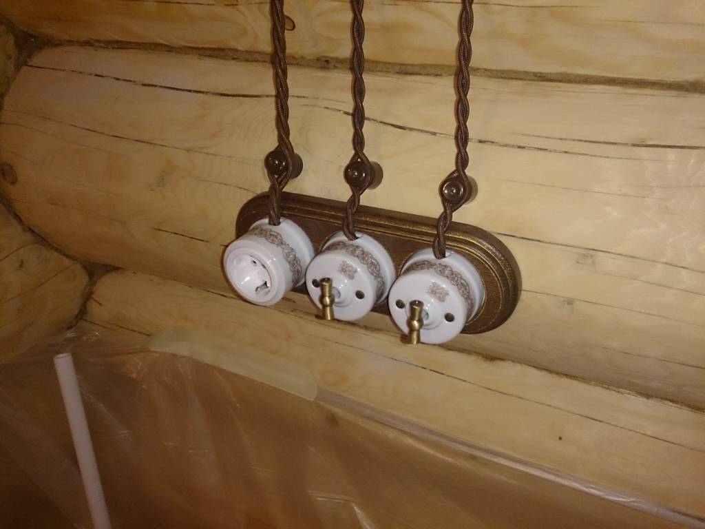Ретро проводка в деревянном бревенчатом доме - наружная, открытая, декоративная винтажная электропроводка под старину, монтаж своими руками