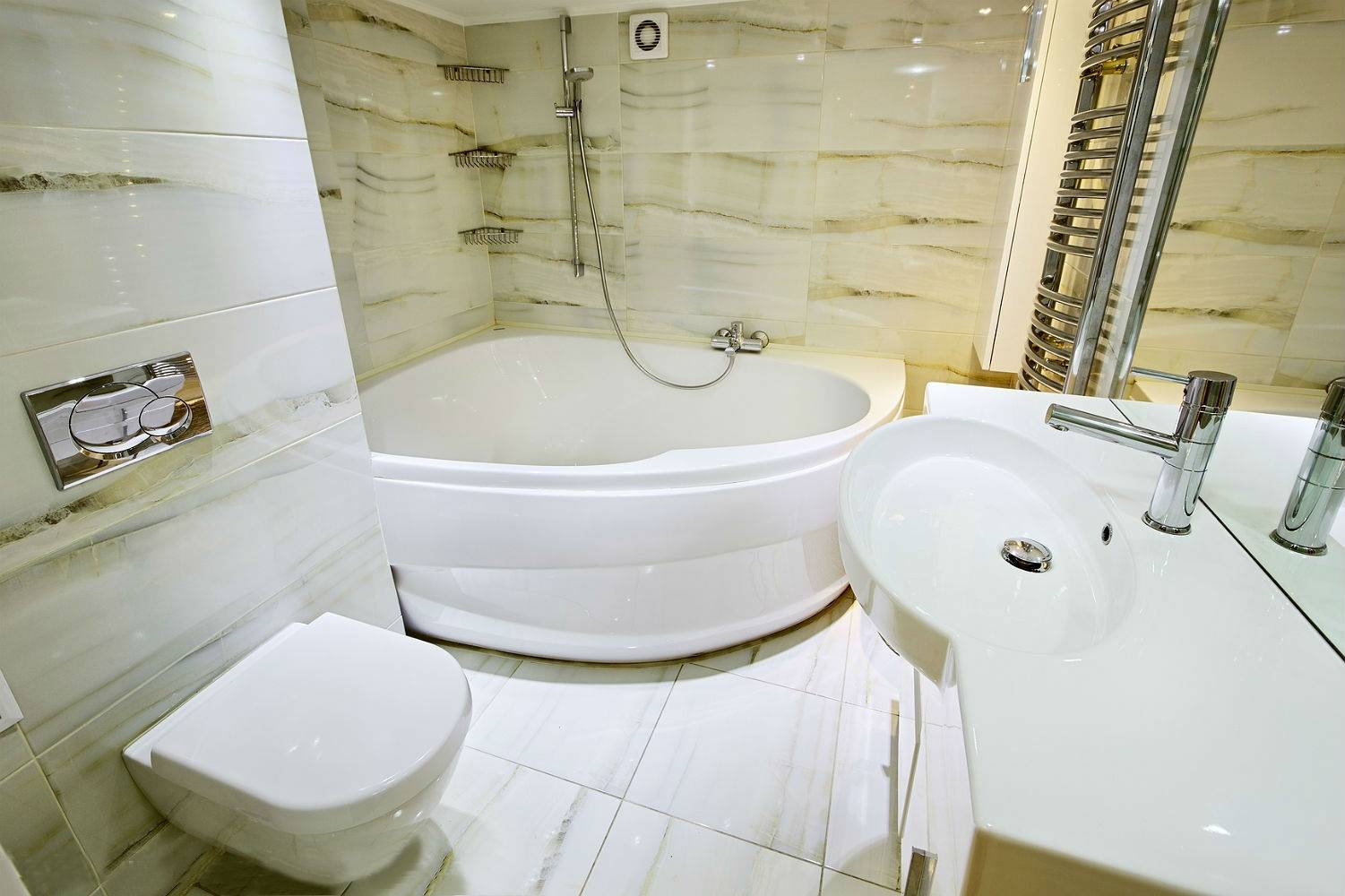 Угловые ванны в маленькой ванной комнате: 35 фото идей