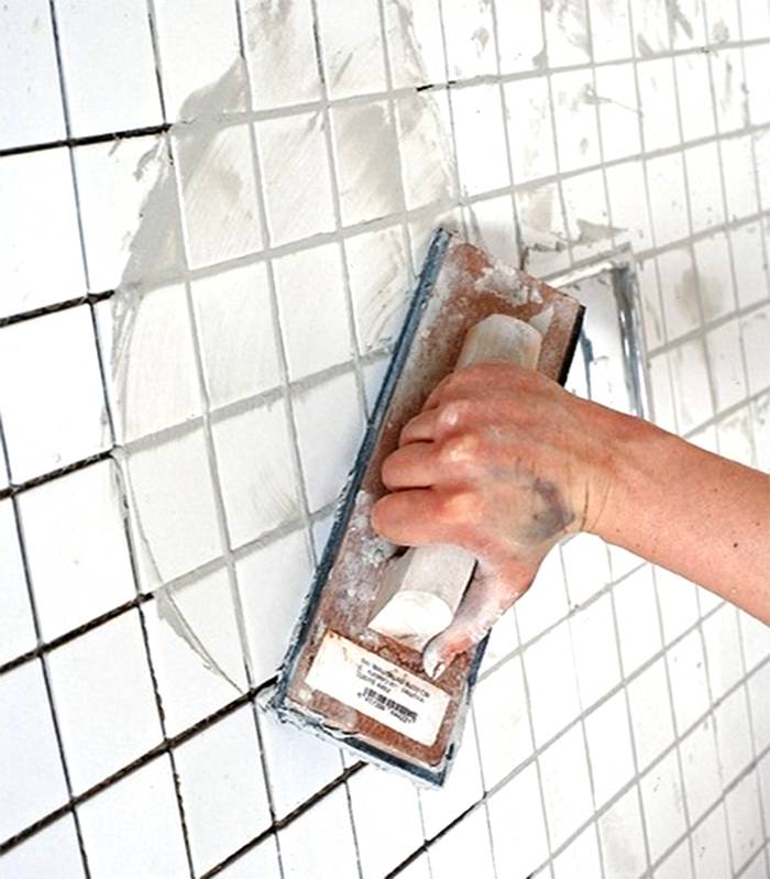 Нужно ли шпаклевать стены перед укладкой плитки: на кухне, в ванной