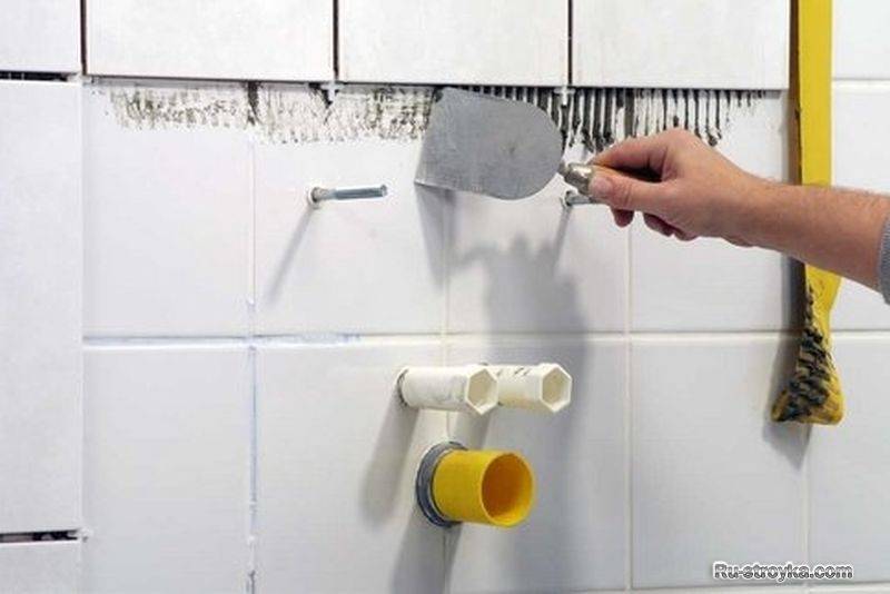 Как снять плитку в ванной со стены, не повредив ее: быстрый демонтаж старой плитки в ванной или кухне без повреждения, как убрать и не сломать самостоятельно