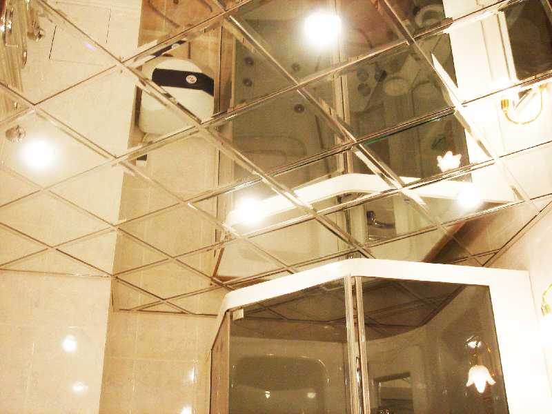 6 вариантов зеркального потолка в ванной