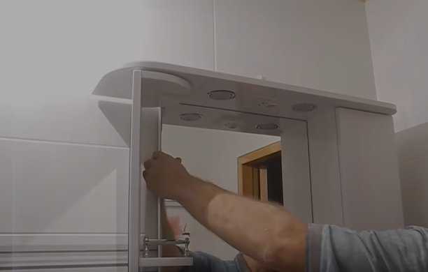 Как повесить шкаф в ванну