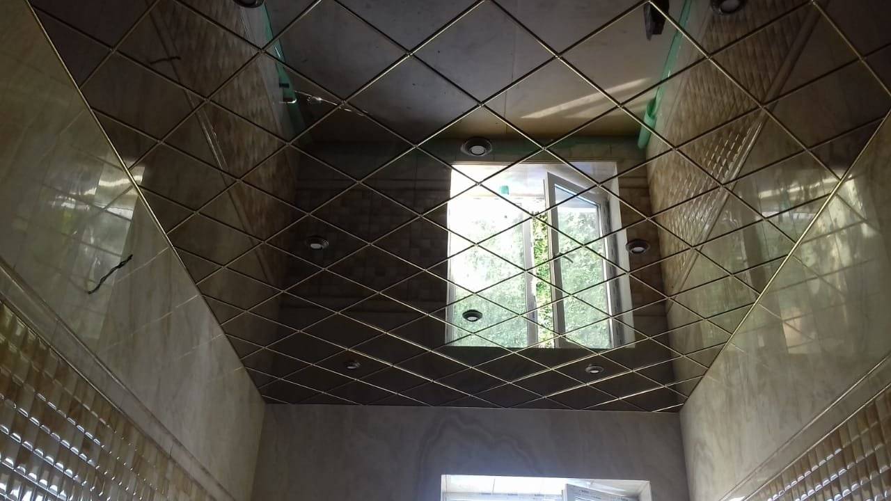 Зеркальный потолок: натяжной, подвесной, реечный и другие виды в ванной и спальне