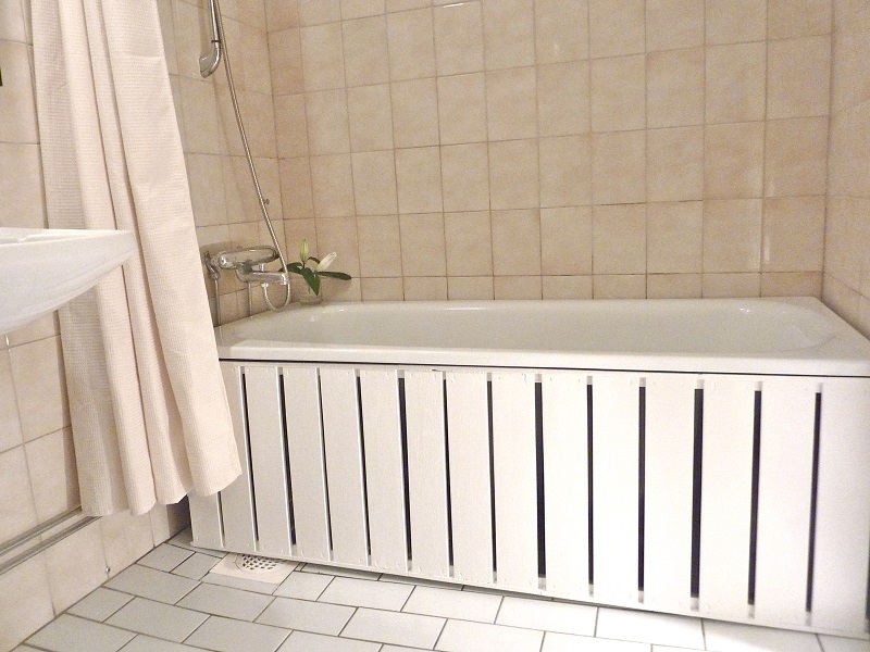 Как крепить экран под ванну своими руками: схемы (фото и видео)