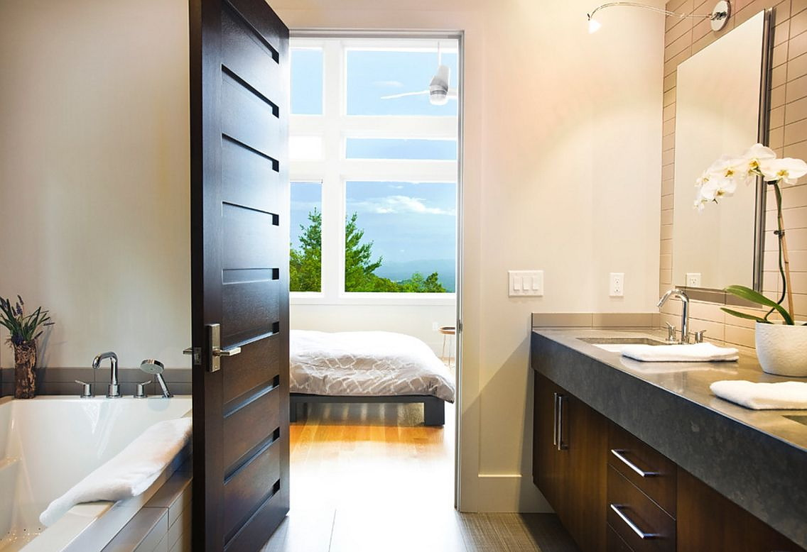 Разбираемся какую дверь поставить в ванную комнату: как совместить практичность и стиль