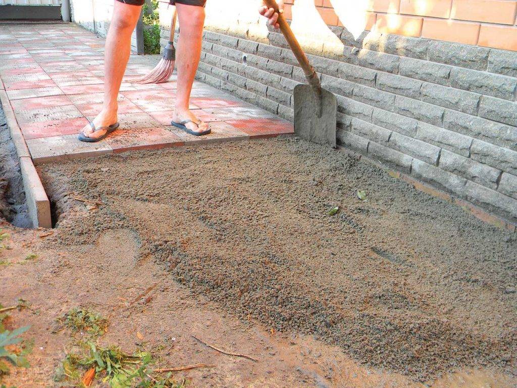 Как класть брусчатку и тротуарную плитку на песок