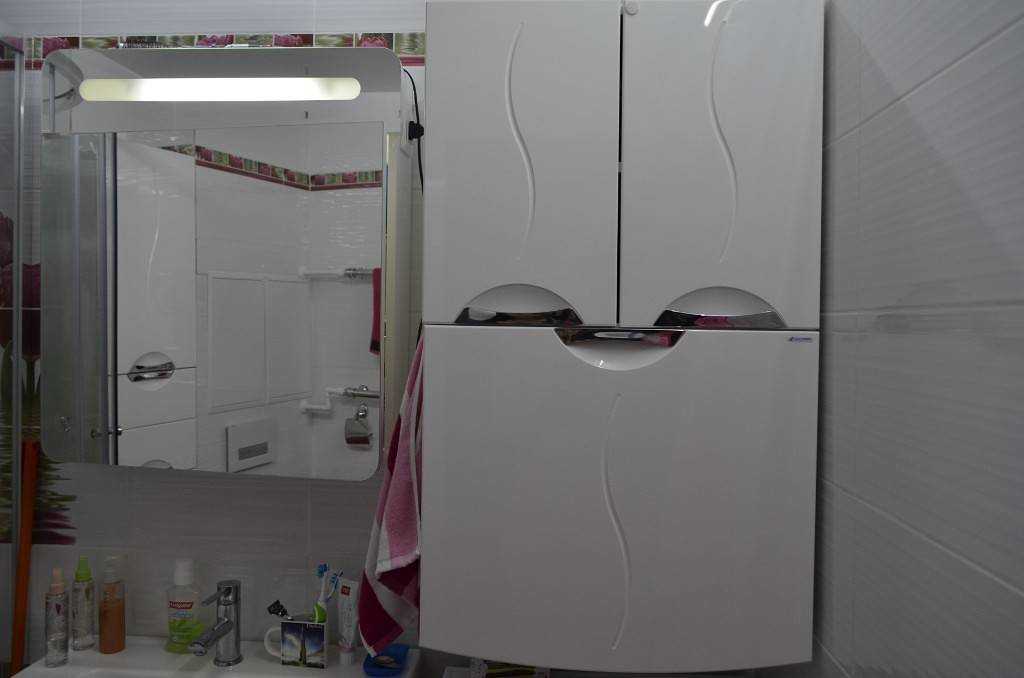 Как повесить шкаф в ванну. Шкаф в ванную комнату с зеркалом. Шкафчик над раковиной. Зеркальные шкафчики в ванную комнату. Крепление для шкафчика в ванную.
