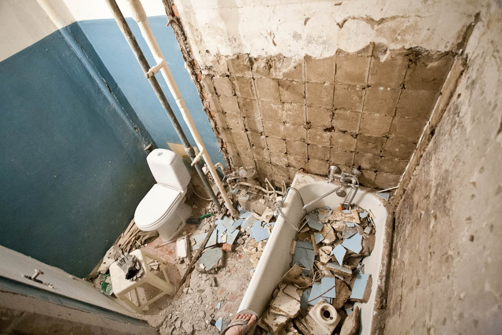 Демонтаж стены в ванной: особенности сноса капитальных конструкций из разных материалов