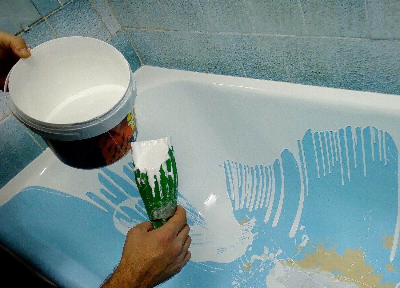 Какой краской можно покрасить в ванной. Покраска ванны. Акрил для ванны. Краска для ванны чугунной. Акриловая краска для ванны.