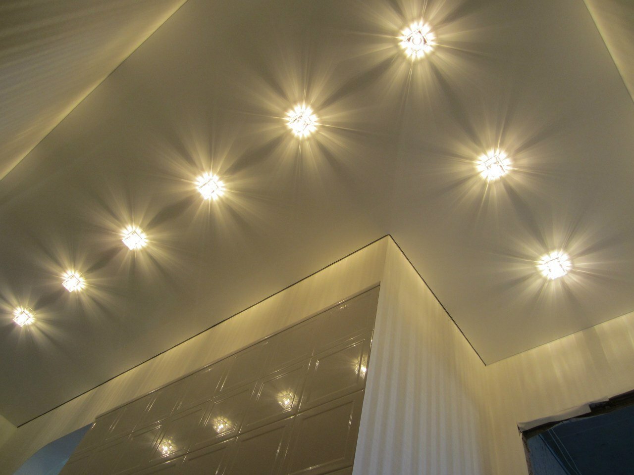 Освещение при натяжных потолках: современные варианты подсветки натяжного потолка по периметру в квартире дизайн виды точечное встроенное