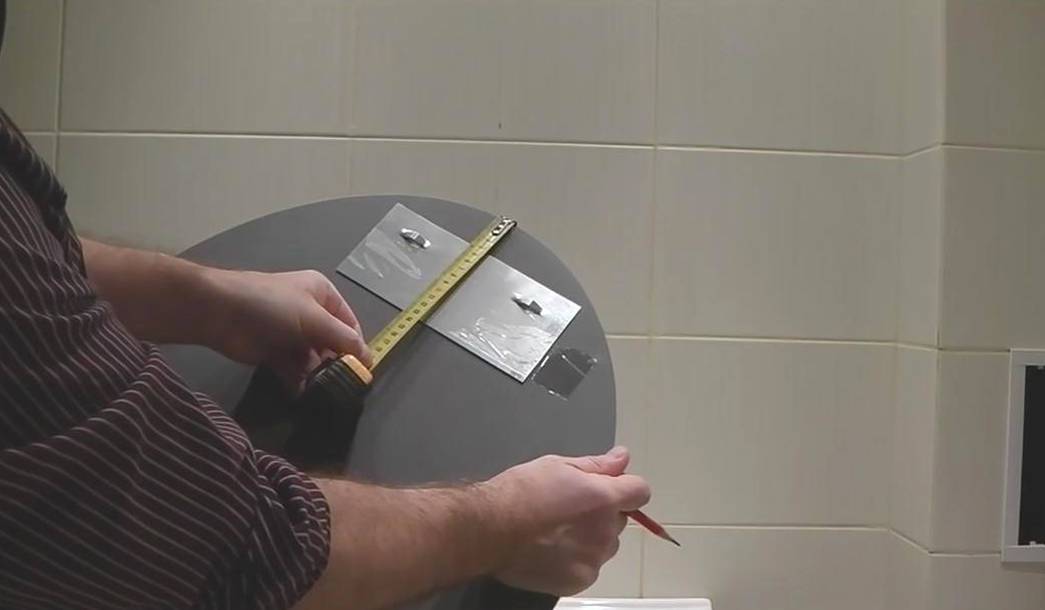 Как повесить зеркало в ванной на плитку: как закрепить без повреждения кафеля, сверлением, на скотч