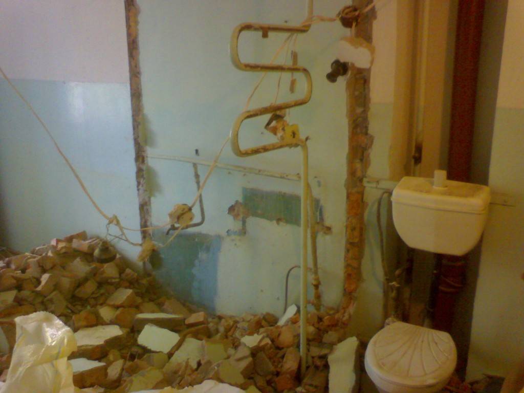 Как снести стену между ванной и санузлом и не нарваться на проблемы
