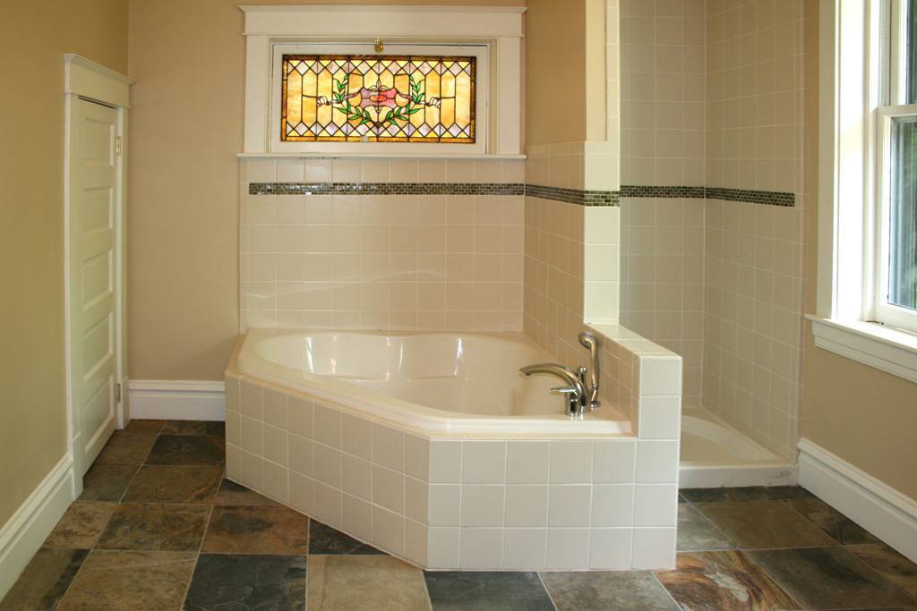 Как красиво сочетать плитку и краску в отделке ванной?