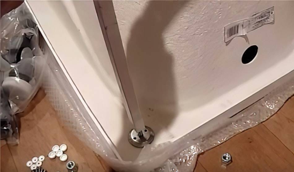 Как ванна крепиться к стене