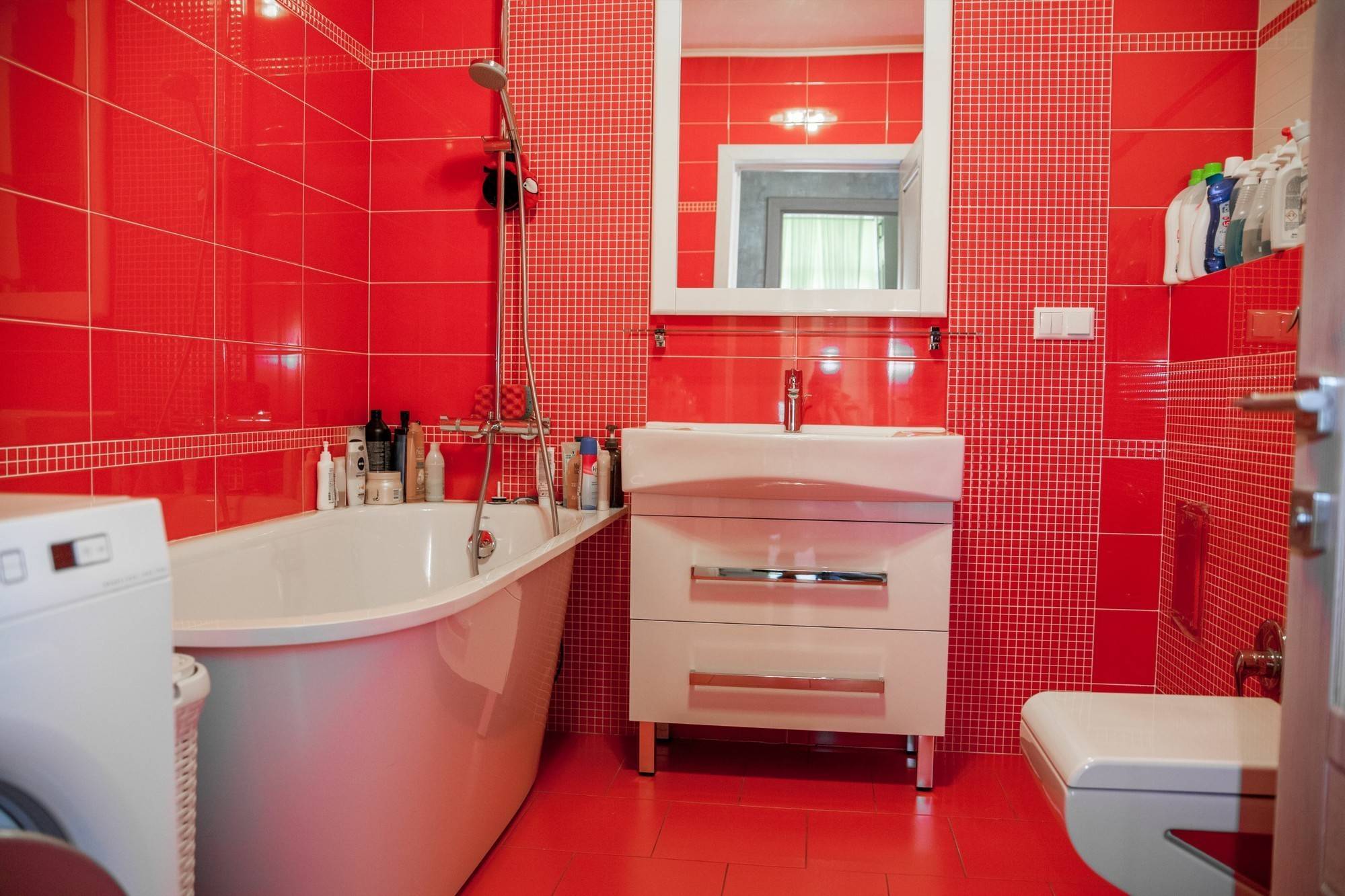 ванна с красной мебелью
