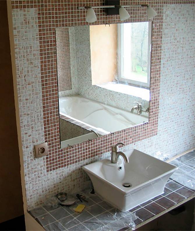 Зеркала в плитке ванной комнаты. Зеркало в ванную встроенное в плитку. Зеркальная плитка над раковиной в ванной. Зеркало в ванной встроенное в плитку. Зеркало встроенное в стену.