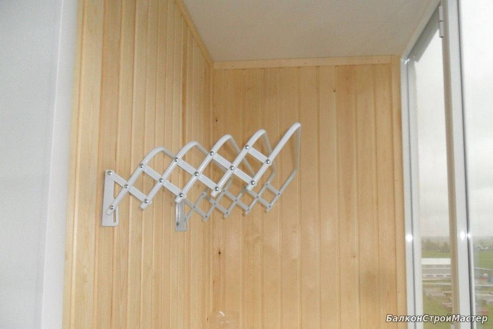 Выбор и установка потолочной сушилки для белья на балкон или лоджию