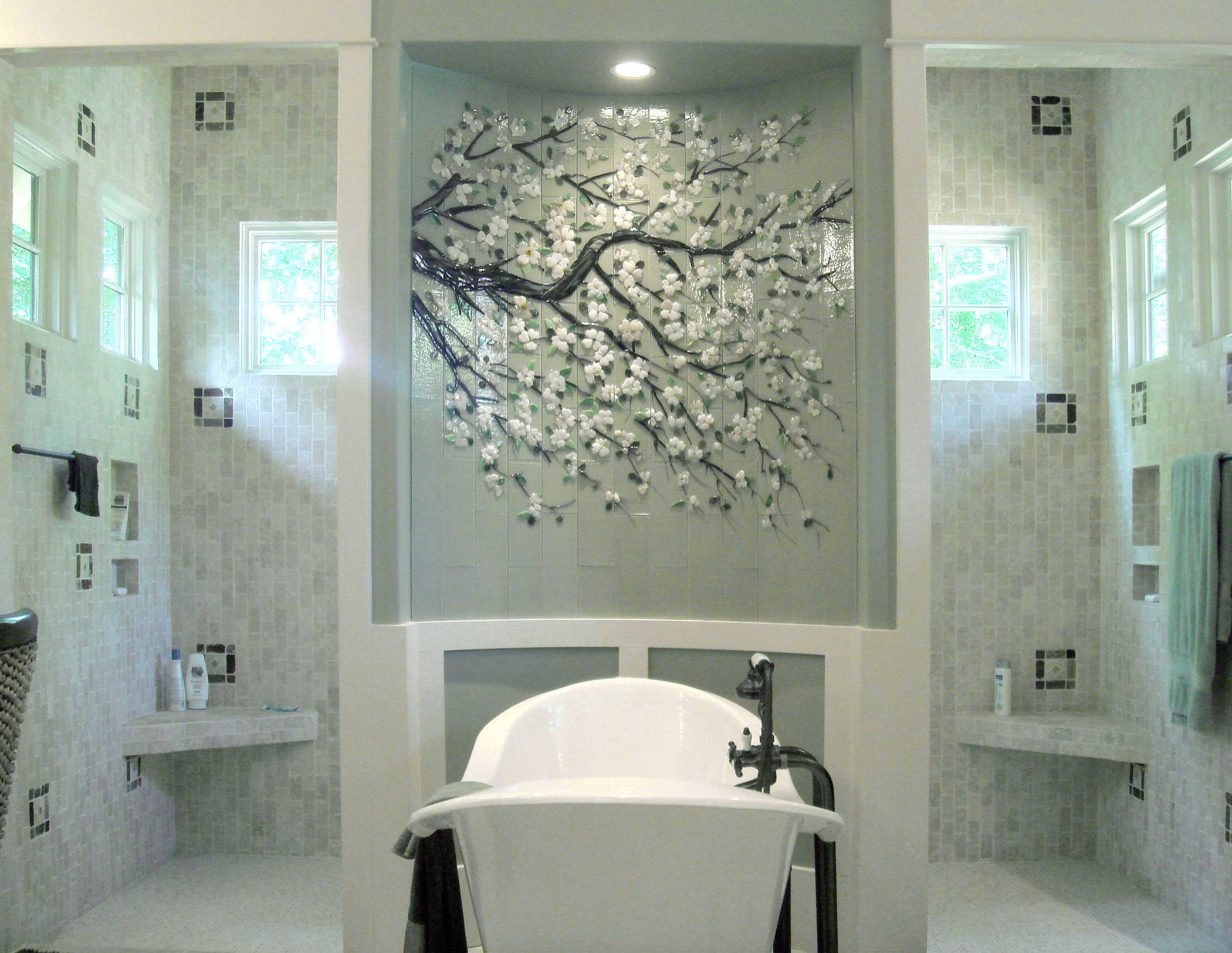 Стеклянное, зеркальное и мозаичное панно в интерьере ванной