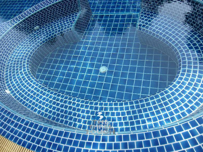 Применение мозаики для бассейна: несколько современных идей декора