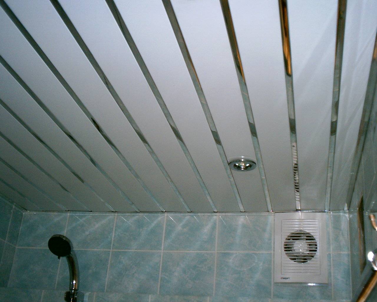 Как сделать потолок в ванной из панелей. Пластиковые панели для потолка в ванной. Потолок из пластиковых панелей. Пластиковый потолок в ванной комнате. Пластиковый потолок в ванной.