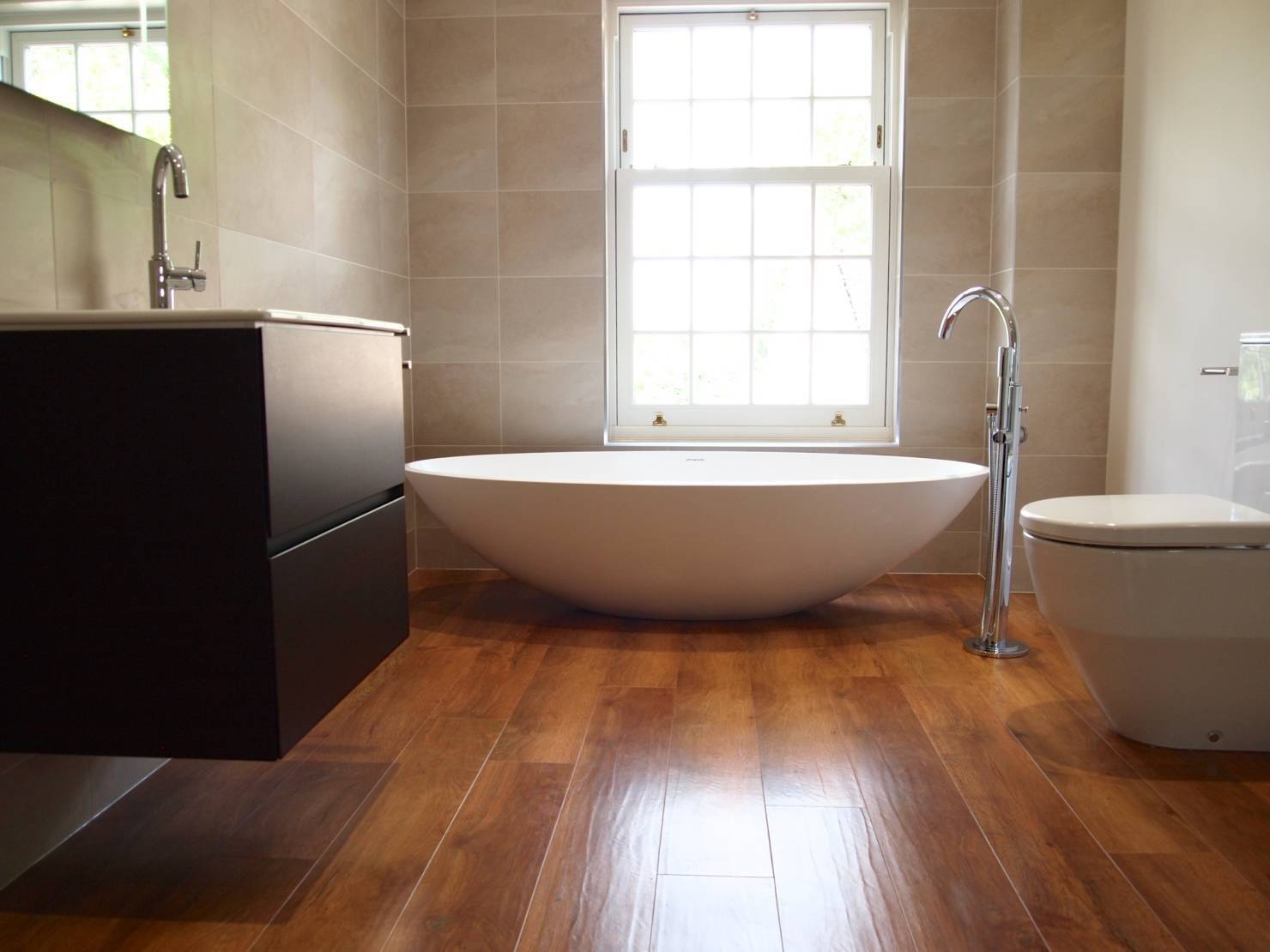 Напольные покрытия для ванной. Пол в ванной. Ламинат в ванной комнате. Деревянный пол в ванную. Ванная комната с деревянным полом.