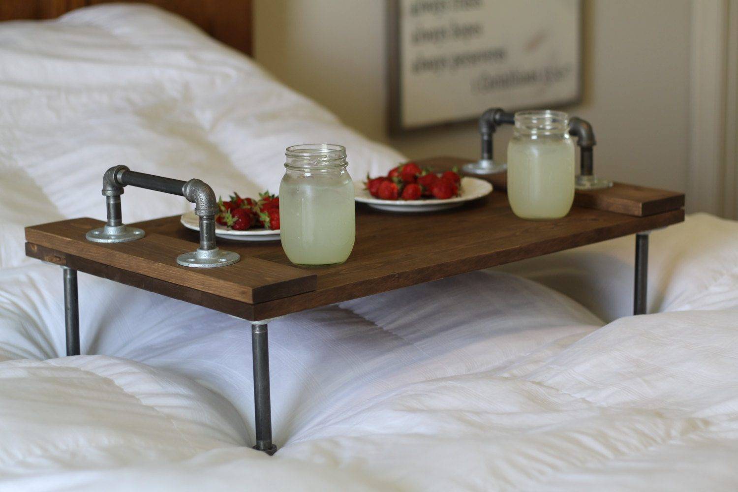 Столик для завтрака в постель: виды, выбор, как сделать своими руками