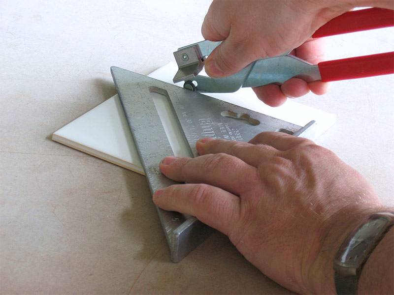 Как резать керамическую плитку стеклорезом ручным? - все о строительстве