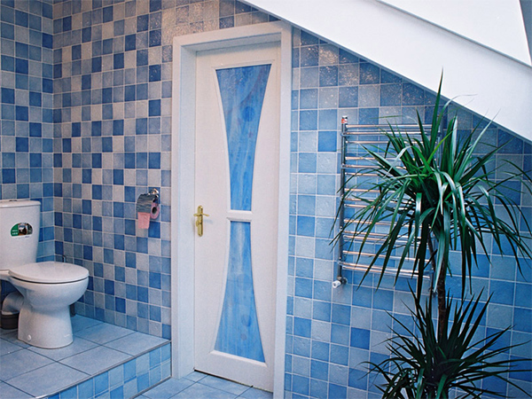 Пластиковая дверь в ванную комнату — как выбрать