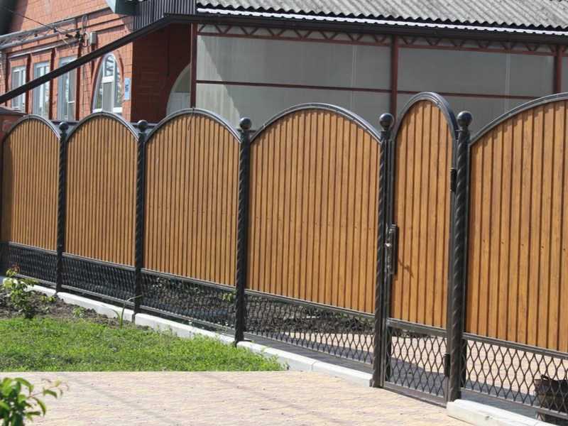 Как украсить забор из сетки рабицы и профнастила на даче своими руками: фото