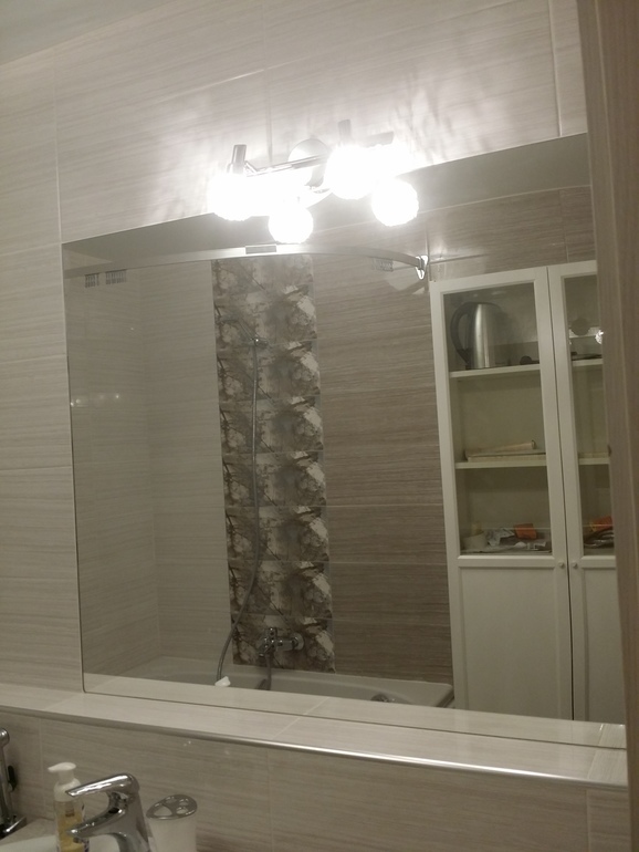 Как повесить зеркало в ванной на плитку: самый лучший способ