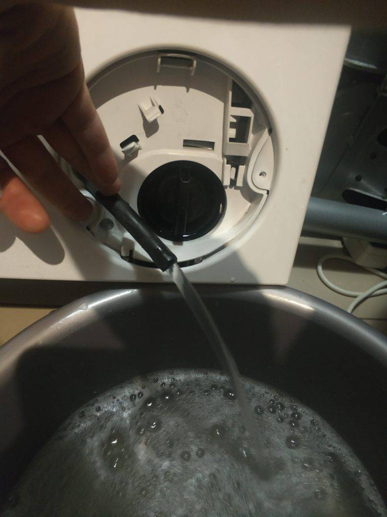 В стиральной машинке вода что делать. Слить воду со стиральной машины.