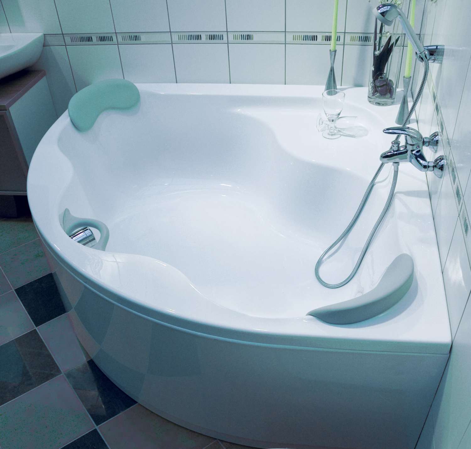 Угловые ванны: функциональность, достоинства и недостатки