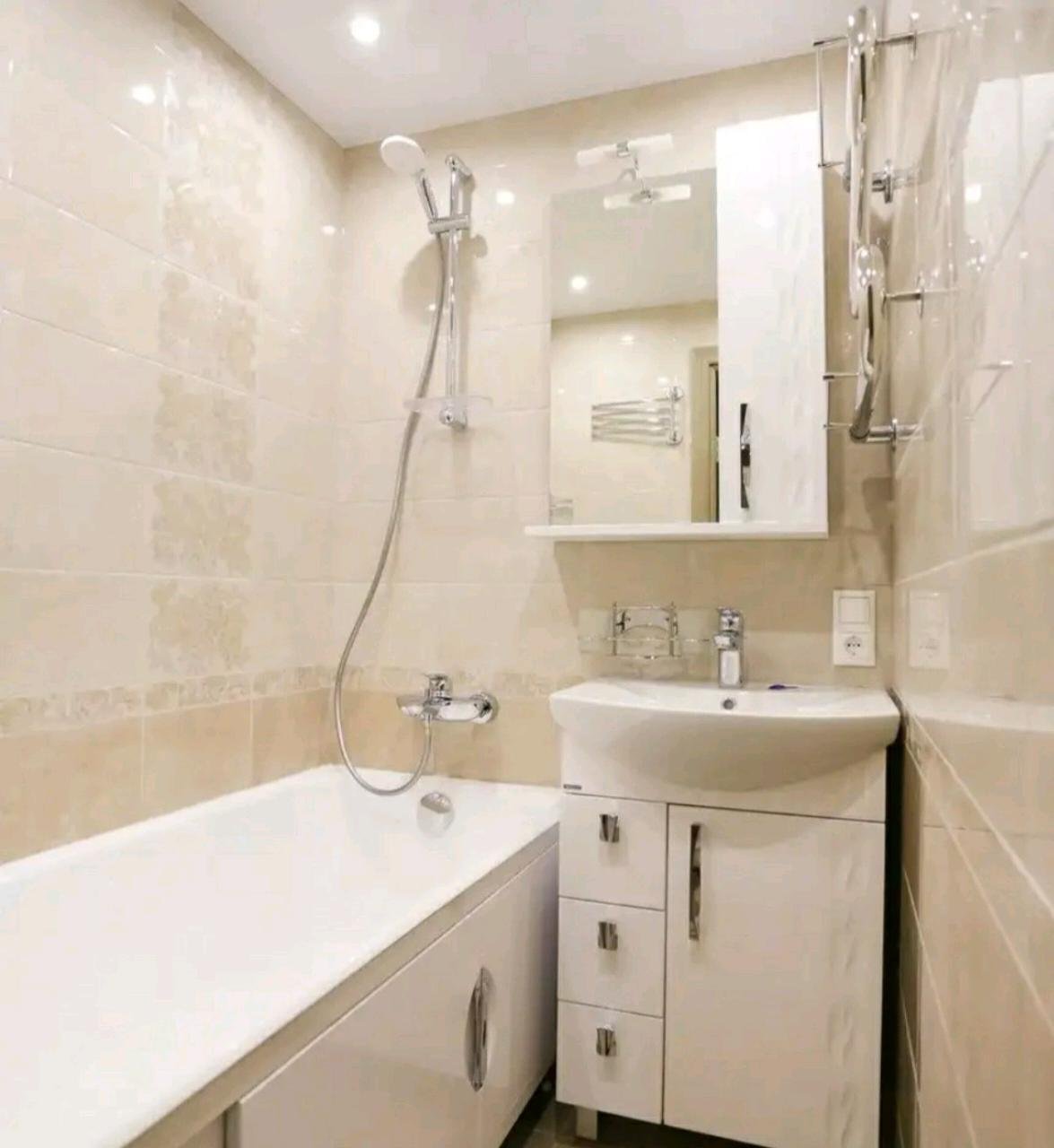 варианты отделки маленькой ванной комнаты плиткой в светлых тонах