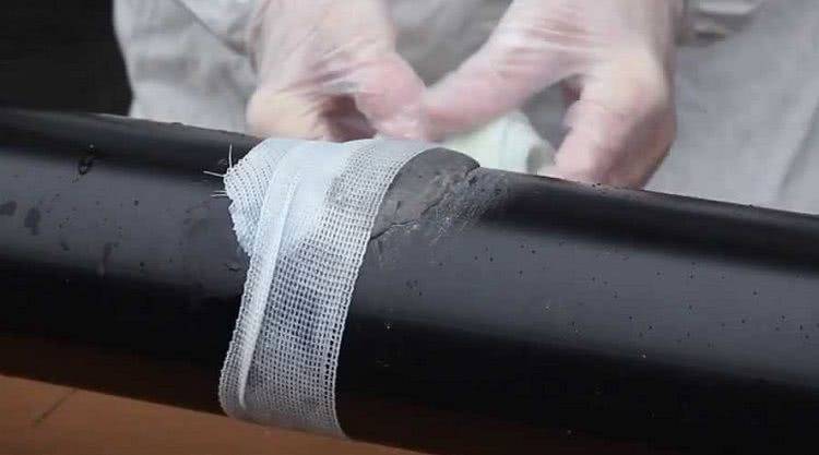 Как устранить течь в трубе под давлением