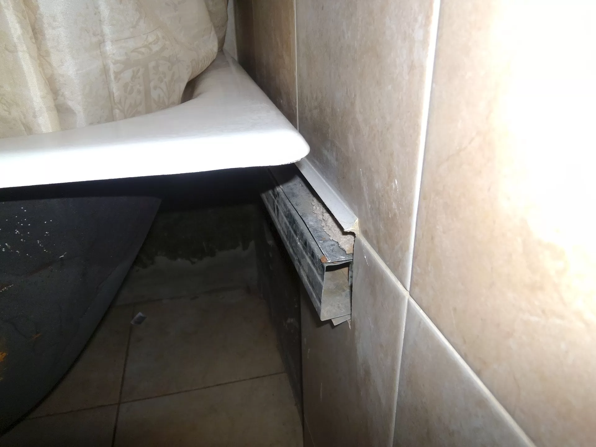 Примыкания ванны герметизация ванны к стене. Уплотнение примыкания ванны к стене. Шов между ванной и стеной. Заделать щель между ванной и стеной.
